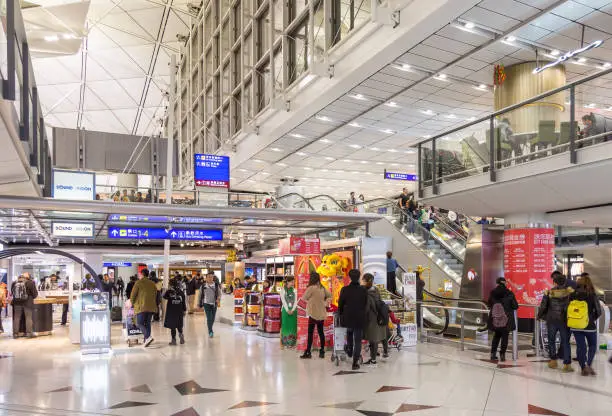 Negozi duty-free nella hall di partenza all'aeroporto Chek Lap Kok