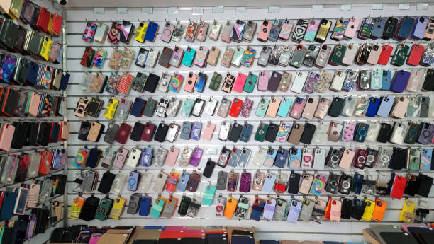 Mobiele telefoonhoezen in een winkel
