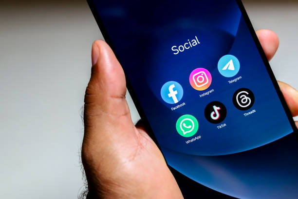 Het logo van de apps Facebook, Instagram, WhatsApp, TikTok en Threads wordt weergegeven op een smartphonescherm