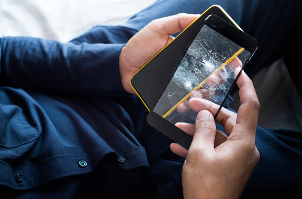 Jonge man met smartphone en gebroken temperd glas