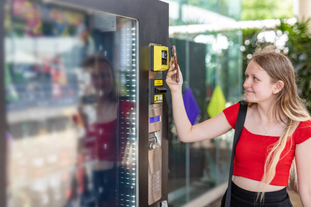 persona che effettua un pagamento digitale a un distributore automatico