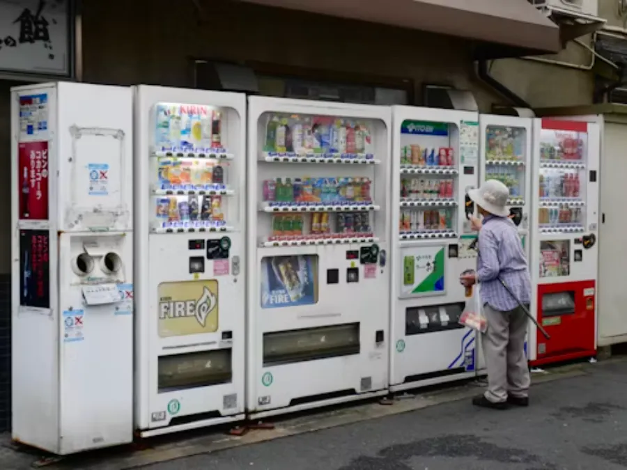 white-and-red-vending-machine_1779096906